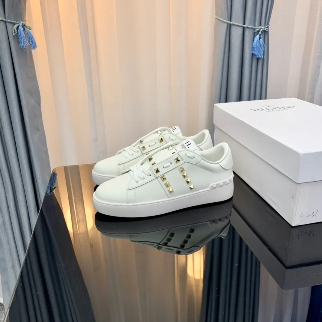 👟👟Ex-factory price 480👟👟 VALENTINO Valentino sneakers 21ss new letter sneakers white shoes lace-up sneakers Zhang Yixing's same rivet lace-up casual shoes sneakers The highest version on the market! All details are consistent with the original version. Buy the original 1:1 replica. Material: original imported pebbled cowhide with VT original webbing and 3D printed color pattern. Inner lining: imported cowhide lining and cowhide foot pads. Outsole: exclusive molded TPU wear-resistant outsole. Strap: with rubber texture VLTN LOGO. Insole: authentic rubber insole. Original packaging box and full set of original packaging. Size: 35-40 ( 41🉑️No return or exchange for customization) 38-44 (45🉑️No return or exchange for customization)
